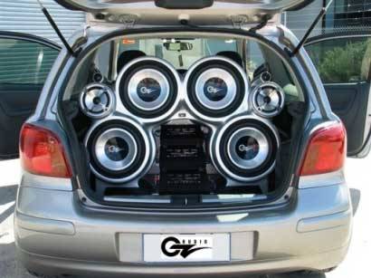 कार में उच्च शक्ति वाले एम्पलीफायर और विशाल स्पीकर लगाकर संगीत सुनना blog image