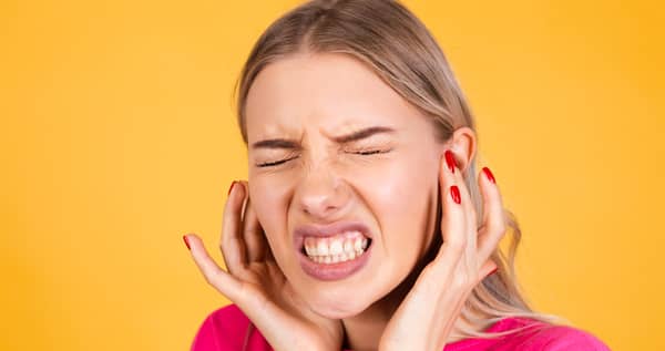 कान के दर्द से पीड़ित लड़की blog image