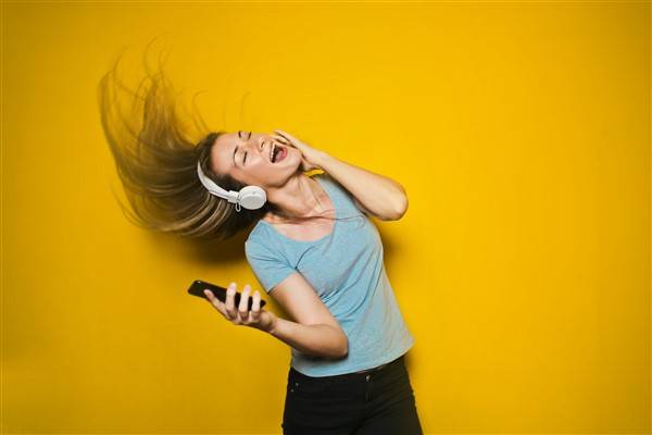 Listening to loud music through Mobile phone blog image