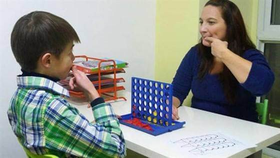 Speech Therapist teaching a Child to speak blog image